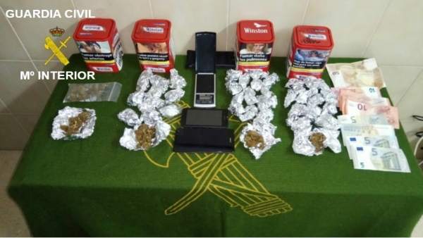 Droga intervenida a los tres menores en Burgos. Droga intervenida a los tres menores en Burgos.