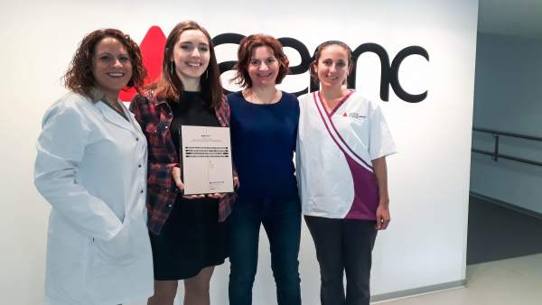 ESTUDIANTE CON REPRESENTANTES DE LA AEMC ESTUDIANTE CON REPRESENTANTES DE LA AEMC