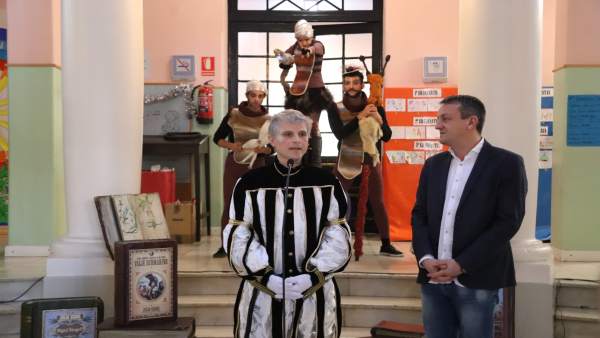 El emisario real y Fernando Rivarés. El emisario real y Fernando Rivarés.