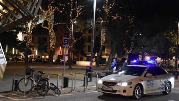 Coche de la policía local en Navidad Coche de la policía local en Navidad