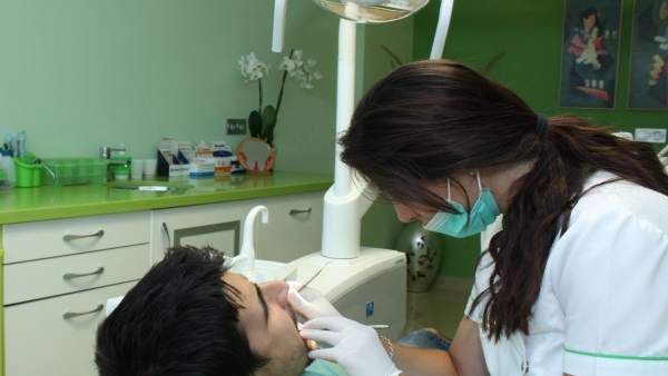 Atención odontológica gratuita por la Diputación y la UGR Atención odontológica gratuita por la Diputación y la UGR