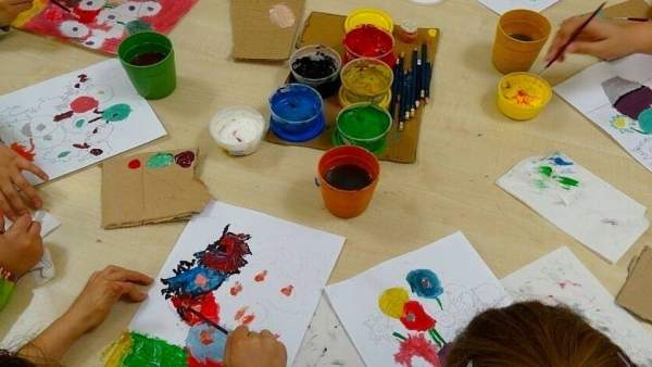 Niños pintando colores cuadros pintar pintura Niños pintando colores cuadros pintar pintura