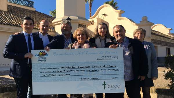 Islantilla Golf Resort entrega recaudación de una gala a la AECC. Islantilla Golf Resort entrega recaudación de una gala a la AECC.