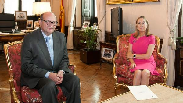 Ramón María Álvarez de Miranda, presidente del TCU, y Ana Pastor, presidenta del Congreso. Ramón María Álvarez de Miranda, presidente del TCU, y Ana Pastor, presidenta del Congreso.