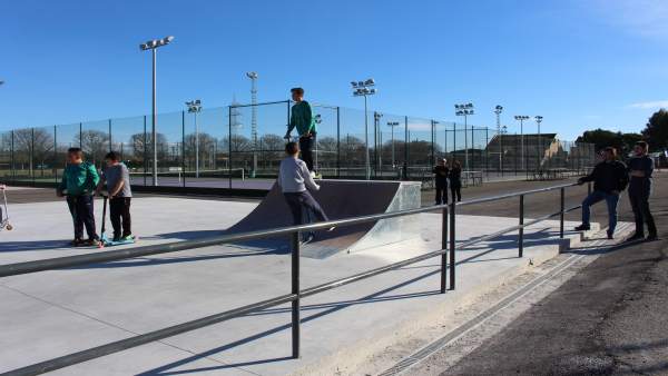 Daniel Isábal y Carlos Arroyos, a la derecha de la foto, visitan el skatepark Daniel Isábal y Carlos Arroyos, a la derecha de la foto, visitan el skatepark
