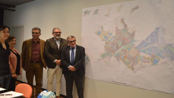 Angel Ros ha presentado el nuevo plan de ordenación urbanística municipal de Lle Angel Ros ha presentado el nuevo plan de ordenación urbanística municipal de Lle
