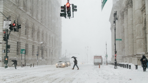 Peatones caminan bajo la nieve en Nueva York Peatones caminan bajo la nieve en Nueva York