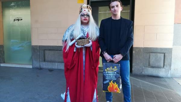JSIB con una 'draq queen' JSIB con una 'draq queen'