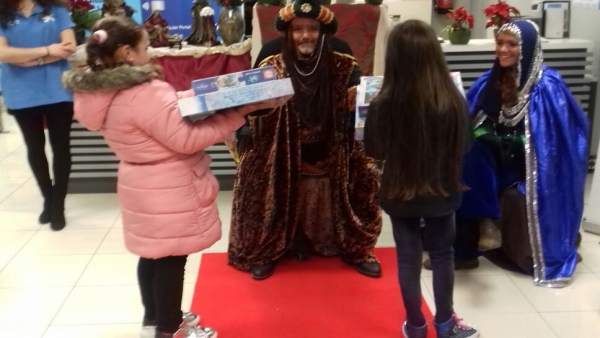 Reparto de regalos en 'la Caixa' Reparto de regalos en 'la Caixa'