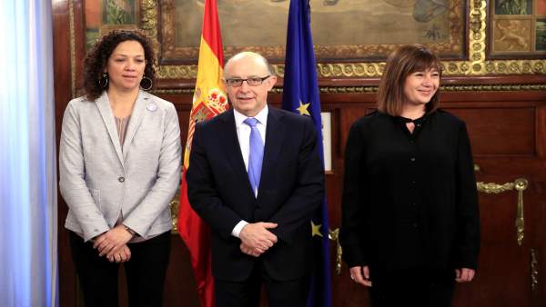 Cristóbal Montoro recibe en su despacho a Francina Armengol Cristóbal Montoro recibe en su despacho a Francina Armengol