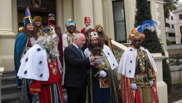 Ceniceros entrega su carta a los Reyes Magos Ceniceros entrega su carta a los Reyes Magos