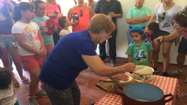 Menores participan en la actividad 'Museos en familia' Menores participan en la actividad 'Museos en familia'