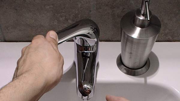 Grifo, agua, lavarse las manos. Grifo, agua, lavarse las manos.