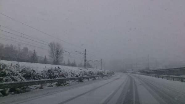 Nieve en Autopista de Oviedo Nieve en Autopista de Oviedo