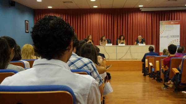 Jóvenes solicitan becas del Hebe, primera oportunidad de la Diputación de Huelva Jóvenes solicitan becas del Hebe, primera oportunidad de la Diputación de Huelva
