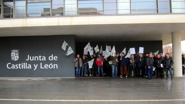 Oncentración a las puertas de la Delegación de la Junta en Salamanca Oncentración a las puertas de la Delegación de la Junta en Salamanca