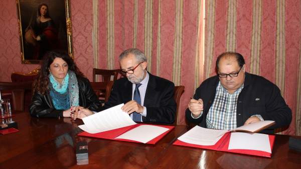 Firma del convenio para favorecer la inclusión de población gitana Firma del convenio para favorecer la inclusión de población gitana