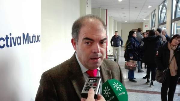 El presidente de ATA, Lorenzo Amor, atiende a los periodistas El presidente de ATA, Lorenzo Amor, atiende a los periodistas