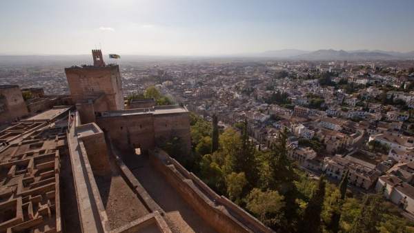 Alcazaba de la Alhambra, vista de la ciudad de Granada Alcazaba de la Alhambra, vista de la ciudad de Granada
