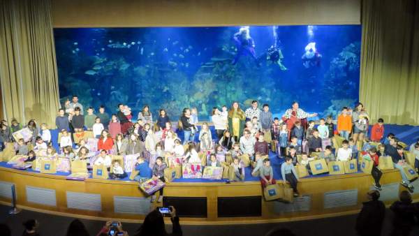 Más de cien niños reciben regalos de Reyes en el Mar Rojo del Oceanogràfic Más de cien niños reciben regalos de Reyes en el Mar Rojo del Oceanogràfic