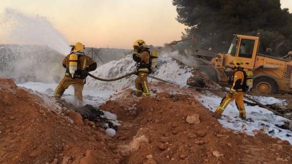 Los bomberos echan espuma sobre los plásticos Los bomberos echan espuma sobre los plásticos