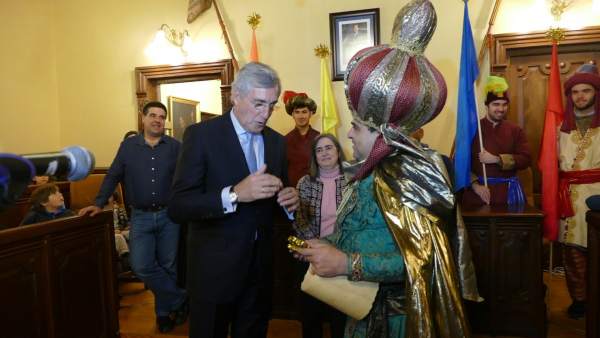 El alcalde de Ávila con el emisario de los Reyes Magos El alcalde de Ávila con el emisario de los Reyes Magos