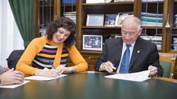 Firma del convenio entre Sonia Guil y Gabriel Amat Firma del convenio entre Sonia Guil y Gabriel Amat