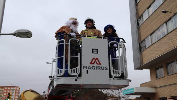 Los Reyes Magos entran en el Hospital Infantil ayudados por Bomberos de Zaragoza Los Reyes Magos entran en el Hospital Infantil ayudados por Bomberos de Zaragoza