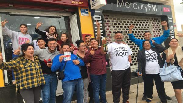 Los afortunados celebran el premio Los afortunados celebran el premio