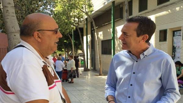 Juan Carlos Pérez Navas (PSOE) conversa con un vecino Juan Carlos Pérez Navas (PSOE) conversa con un vecino
