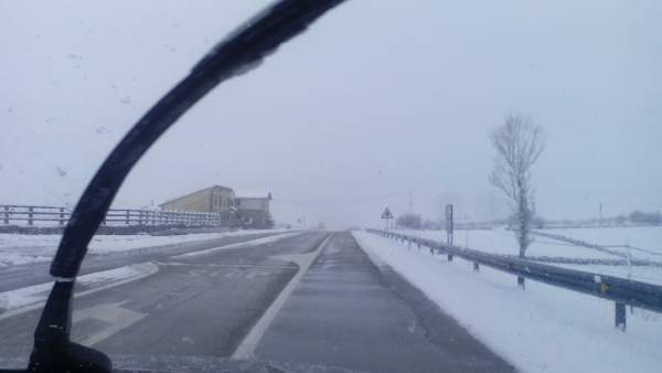 Carretera con nieve en Cantabra Carretera con nieve en Cantabra