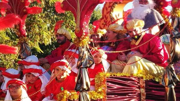 Cabalgata de Reyes en un barrio de Sevilla Cabalgata de Reyes en un barrio de Sevilla