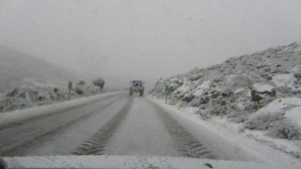 Carretera afectada por la nieve Carretera afectada por la nieve