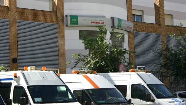 Ambulancias En La Puerta De Urgencias Del Hospital Virgen Macarena De Sevilla Ambulancias En La Puerta De Urgencias Del Hospital Virgen Macarena De Sevilla