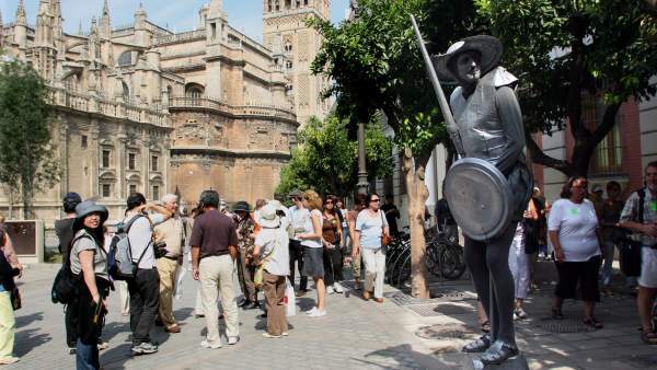 Turistas recorriendo Sevilla Turistas recorriendo Sevilla
