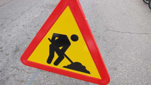 Señal de obras en la calzada Señal de obras en la calzada
