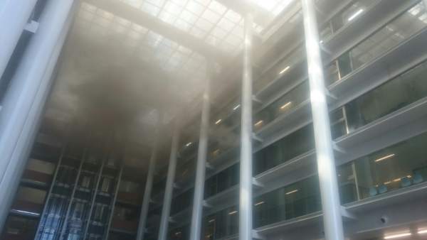Humo en la Ciudad de la Justicia de València Humo en la Ciudad de la Justicia de València