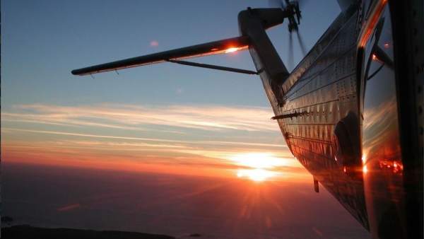 Helicóptero que realiza la evacuación médica Helicóptero que realiza la evacuación médica