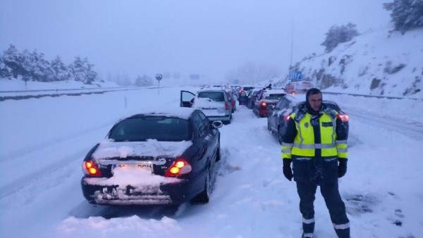 Coches atrapados por el temporal de nieve en la AP-6 Coches atrapados por el temporal de nieve en la AP-6