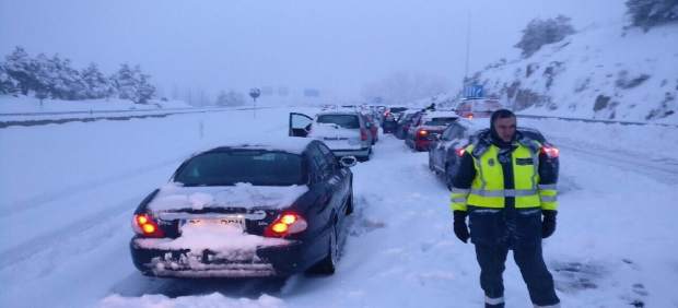 Coches atrapados por el temporal de nieve en la AP-6