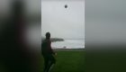 Un futbolista 'hace paredes' con un huracán