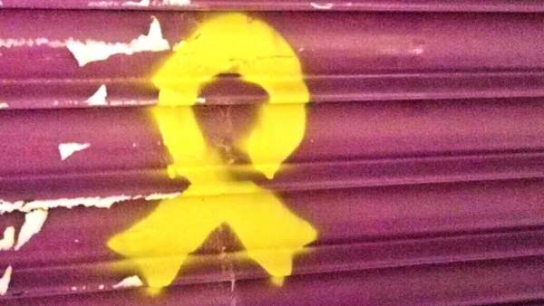 Pintan un lazo amarillo en la persiana del comercio de la madre de Albert Rivera en Granollers. Pintan un lazo amarillo en la persiana del comercio de la madre de Albert Rivera en Granollers.
