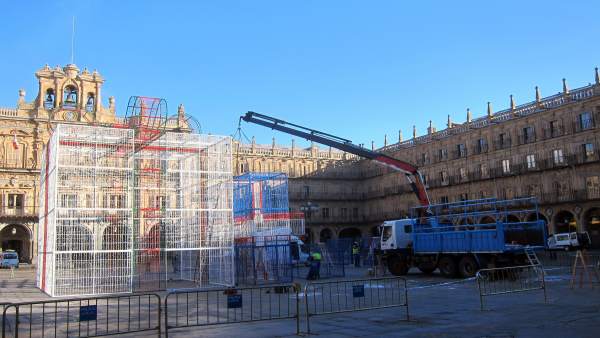 Retirada de los 'regalos' de la Plaza Mayor de Salamanca Retirada de los 'regalos' de la Plaza Mayor de Salamanca