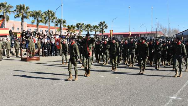 Desfile de los efectivos que partirán a Letonia Desfile de los efectivos que partirán a Letonia