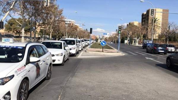 Taxis en la avenida doctor Rico en dirección al centro Taxis en la avenida doctor Rico en dirección al centro