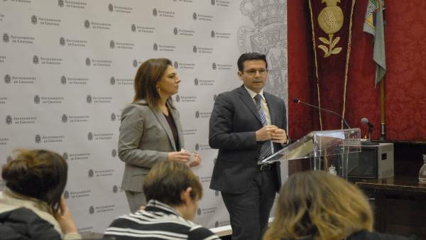 El alcalde, Francisco Cuenca, y la edil Raquel Ruz, hacen balance túristico El alcalde, Francisco Cuenca, y la edil Raquel Ruz, hacen balance túristico