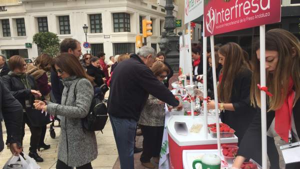Onubenses colaboran con la campaña 'Campanadas con fresas' para la AECC. Onubenses colaboran con la campaña 'Campanadas con fresas' para la AECC.