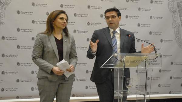 El alcalde de la ciudad, Francisco Cuenca, en presencia de la edil Raquel Ruz El alcalde de la ciudad, Francisco Cuenca, en presencia de la edil Raquel Ruz