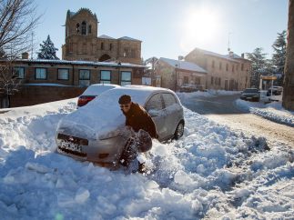 Coche atrapado por la nieve
