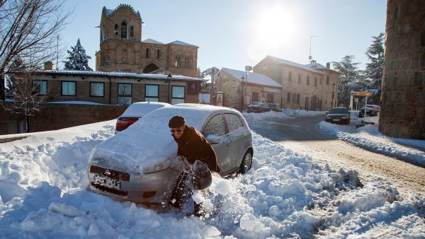 Coche atrapado por la nieve Coche atrapado por la nieve
